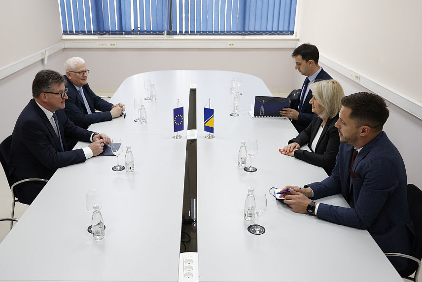 МОСТАР, 16. АПРИЛА /СРНА/ - Предсједавајућа Савјета министара Борјана Кришто на састанку у Мостару са посебним изаслаником ЕУ-а за дијалог Београда и Приштине и друга регионална питања западног Балкана Мирославом Лајчаком.