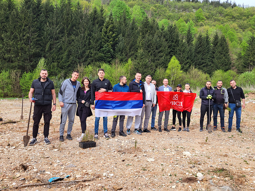 ПАЛЕ, 16. АПРИЛА /СРНА/ - На локалитету санираног дијела депоније "Долови" код Пала данас су представници општине Пале, паљанског Комуналног предузећа и чланови Младих социјалдемократа засадили 500 садница смрче у оквиру пројекта "Санација и затварање депоније".