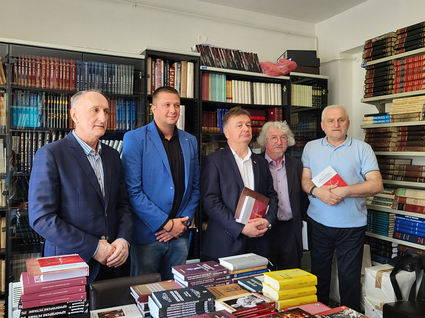 ПАЛЕ, 16. АПРИЛА /СРНА/ - Библиотека на Палама добила је донацију од 150 књига од Књижевне задруге српског националног вијећа Црне Горе, Српског националног савјета Црне Горе и Института за српску културу из Никшића.