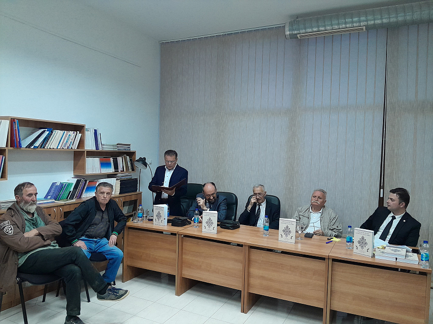 МРКОЊИЋ ГРАД, 16. АПРИЛА /СРНА/ - У Мркоњић Граду вечерас је промовисана књига "Змијањски писци - Кочићеви сљедбеници", зборника сачињеног као студије и надахнуте посвете за 94 књижевника који су се бавили простором Змијања или су ту рођени.