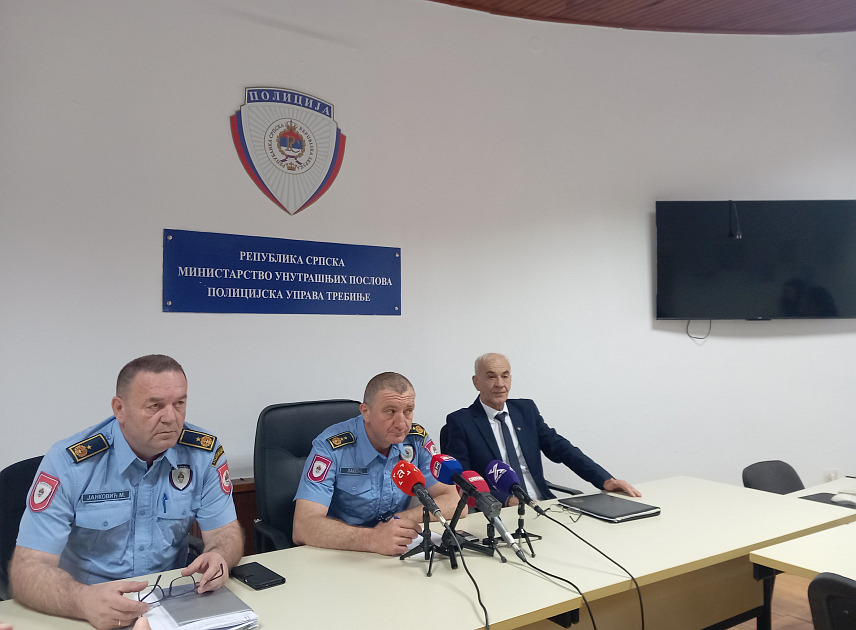 TРЕБИЊЕ, 17. АПРИЛА /СРНА/ - Начелник Полицијске управе Требиње Синиша Лакета, начелник Сектора полиције Полицијске управе Требиње Миодраг Јанковћ и начелник Сектора криминалистичке полиције Полицијске управе Требиње Љубомир Супић на конференцији за новинаре.