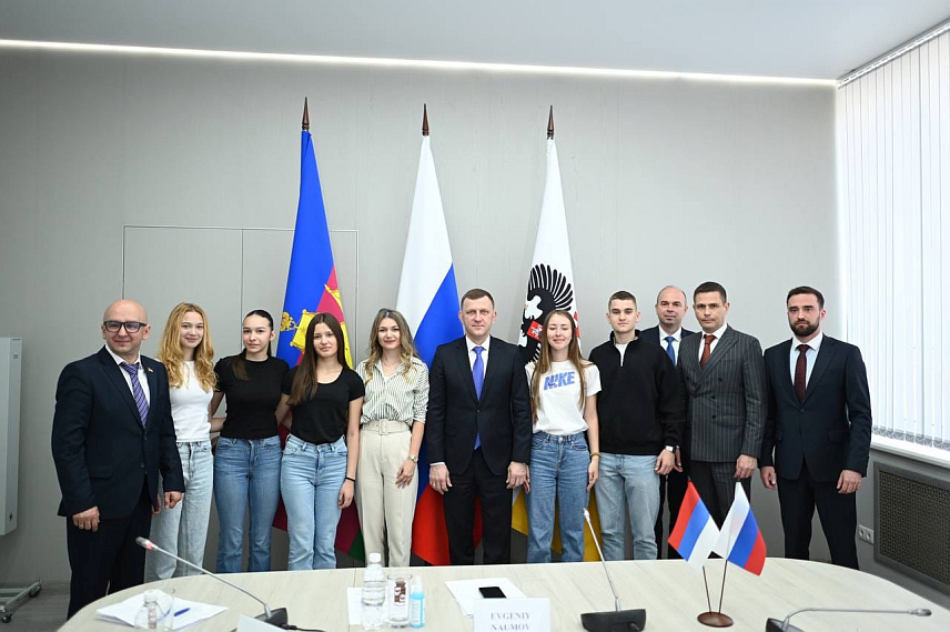 ИСТОЧНО САРАЈЕВО, 17. АПРИЛА /СРНА/ - Град Источно Сарајево је, уз подршку српског члана Предсједништва БиХ Жељке Цвијановић и њеног кабинета, обезбиједио да петоро средњошколаца из Источног Сарајева учествује у Краснодару на Сверуском патриотском форуму активиста Покрета "Пост број један", који ће трајати наредна четири дана.