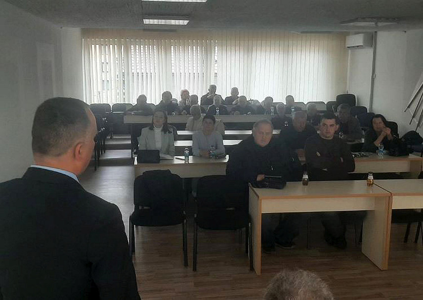 ФОЧА, 17. АПРИЛА /СРНА/ - Помоћник министра за ветеринарство у Министарству пољопривреде Негослав Лукић на регионалном састанку са докторима ветеринарске медицине у Фочи.