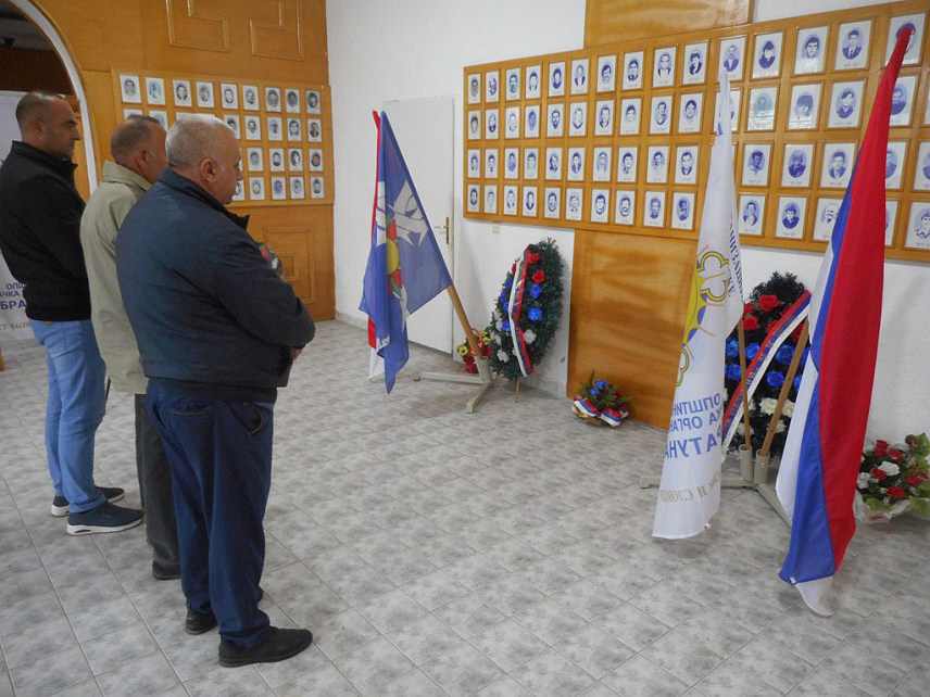 БРАТУНАЦ, 17. АПРИЛА /СРНА/ - Делегација Удружења грађана "Источна алтернатива" Републике Српске данас је, поводом 17. априла - дана када је 1992. године одбрањен Братунац, положила цвијеће у Спомен-соби и одала почаст свим погинулим српским борцима и цивилима из ове општине у Одбрамбено-отаџбинском рату.