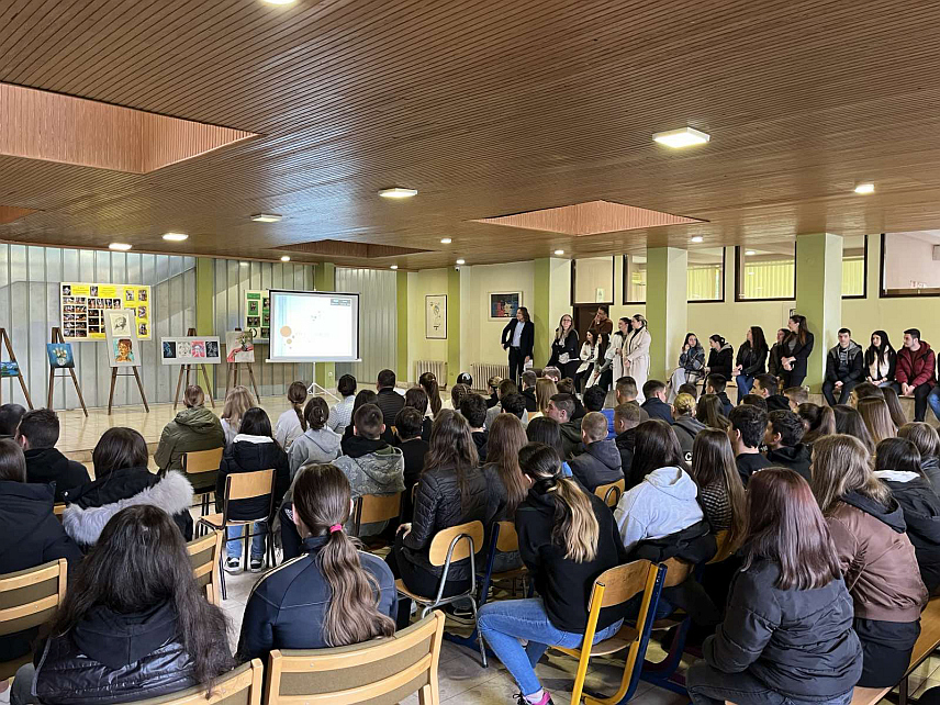 КОЗАРСКА ДУБИЦА, 17. АПРИЛА /СРНА/ - "Дан отворених врата" Средњошколског центра Никола Tесла, која је једина установа за средњошколско образовање у Козарској Дубици, наставници и професори презентовали су основницима завршног разреда занимања која могу уписати.