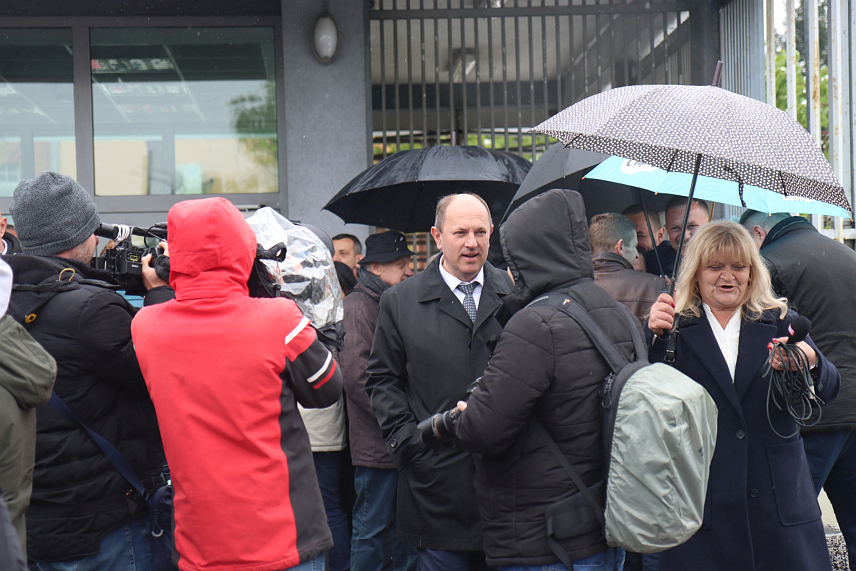 САРАЈЕВО, 17. АПРИЛА /СРНА/ - Испред Суда БиХ у Сарајеву окупио се велики број грађана како би, уочи почетка рочишта, пружили подршку предсједнику Српске Милораду Додику и вршиоцу дужности директора "Службеног гласника" Милоша Лукића./ФОТО Борисав Здриња/