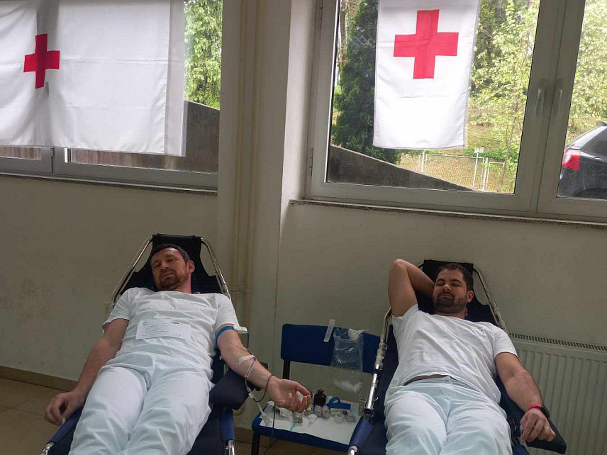 НОВИ ГРАД, 17. АПРИЛА /СРНА/ - У првој овогодишњој акцији добровољног давања крви одржаној данас у Новом Граду прикупљене су 62 дозе драгоцјене течности.