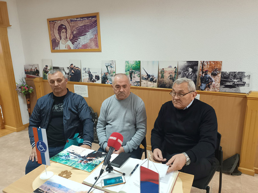 ЗВОРНИК, 17. АПРИЛА /СРНА/ - Предсједник Градске организације породица заробљених и погинулих бораца и несталих цивила Зворник Миливоје Марковић на конференцији за новинаре.