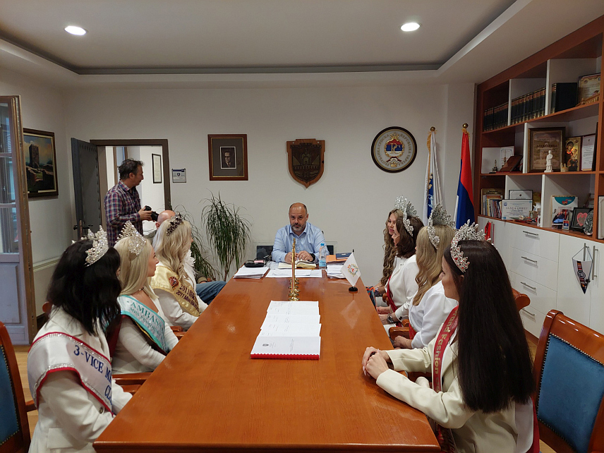 ВИШЕГРАД, 17. АПРИЛА /СРНА/ - Начелник општине Вишеград Младен Ђуревић уприличио је данас пријем за Рускиње, учеснице манифестације "Промоција словенске љепоте од Владивостока до Сокоца".