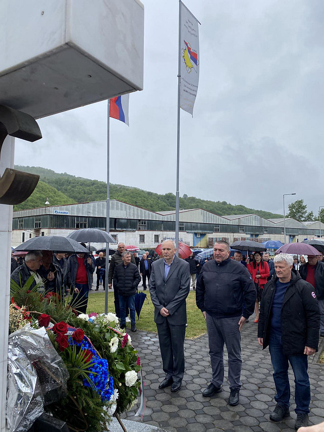 НОВО ГОРАЖДЕ, 17. АПРИЛА /СРНА/ - На централно спомен-обиљежје вијенце су положили представници општине Ново Горажде, те Борачке организације општине и Републике Српске.