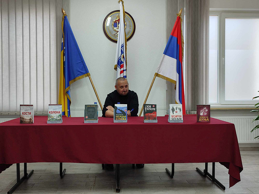 НОВИ ГРАД, 17. АПРИЛА /СРНА/ - Романи Ненада Милкића о догађајима из новије српске историје представљени су вечерас у Новом Граду, међу којима је и роман "Кости" о страдању Срба у Сарајеву од 1992. до 1996. године.