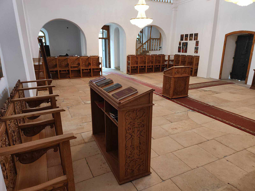 ЛИВНО, 18. АПРИЛА /СРНА/ - У Храму Успења Пресвете Богородице у Ливну постављене су нове стасидије, пјевнице и остали црквени намјештај за чију је набавку прилозима вјерника прикупљено 5.700 евра, речено је Срни у Удружењу "Огњена Марија Ливањска"