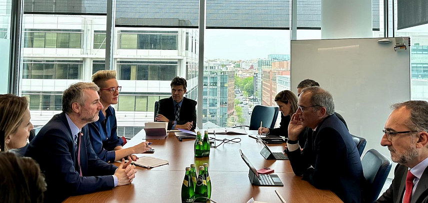 САРАЈЕВО, 18. АПРИЛА /СРНА/ - Министар комуникација и транспорта у Савјету министара Един Форто током састанка са делегацијом Међународне финансијске корпорације чланица Групације Свјетске банке /ИФЦ/, коју је предводио потпредсједник за Европу и Латинску Америку Алфонсо Гарсиа Мур.