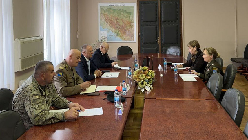 САРАЈЕВО, 18. АПРИЛА /СРНА/ - Министар одбране у Савјету министара Зукан Хелез разговарао је са командантом НАТО Штаба Сарајево бригадним генералом Памелом Мекгаха.
