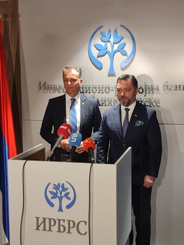 БАЊАЛУКА, 18. АПРИЛА /СРНА/ - Вршилац дужности директора Инвестиционо-развојне банке /ИРБ/ Републике Српске Дражен Врховац у Бањалуци на састанку са министром спољне трговине и економских односа у Савјету министара БиХ Сташом Кошарцем.