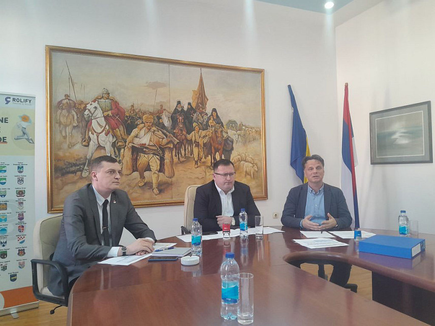 БРОД, 18. АПРИЛА /СРНА/ - Омладинска банка Брод и Фондација "Мозаик" у сарадњи са општином Брод данас су расписали нови позив за пројекте и микробизнисе неформалних група младих који је отворен до 8. маја, а расположиви фонд је 9.000 КМ.