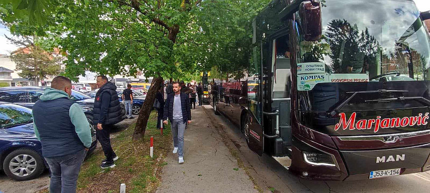 НОВИ ГРАД, 18. АПРИЛА /СРНА/ - Из Новог Града је за Бањалуку, на митинг "Српска те зове", кренуло седам аутобуса.