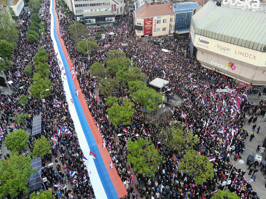 БАЊАЛУКА, 18. АПРИЛА /СРНА/ - На митингу "Српска те зове" у Бањалуци развијена је застава Републике Српске дуга 500 метара.