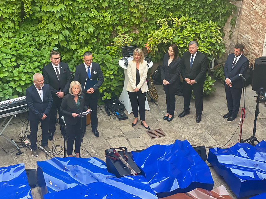 САРАЈЕВО/ВЕНЕЦИЈА, 18. АПРИЛА /СРНА/ - Предсједавајућа Савјета министара Борјана Кришто свечано је данас у Венецији отворила павиљон БиХ на 60. Венецијанском бијеналу - Међународној изложби савремене ликовне умјетности.