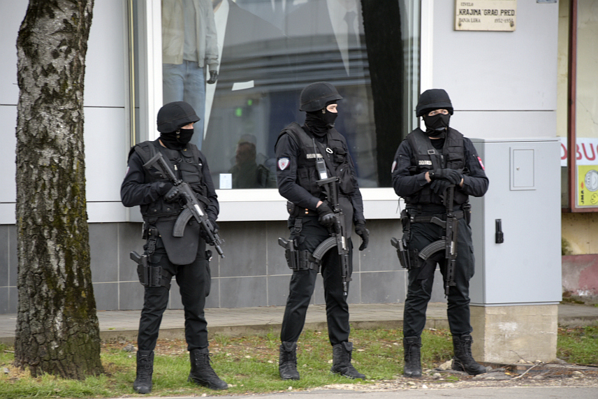 БАЊАЛУКА, 18. АПРИЛА /СРНА/ - Јавном скупу "Српска те зове", који је вечерас одржан у Бањалуци, присуствовало је око 50.000 грађана, а протекао је мирно, без иједног инцидента.