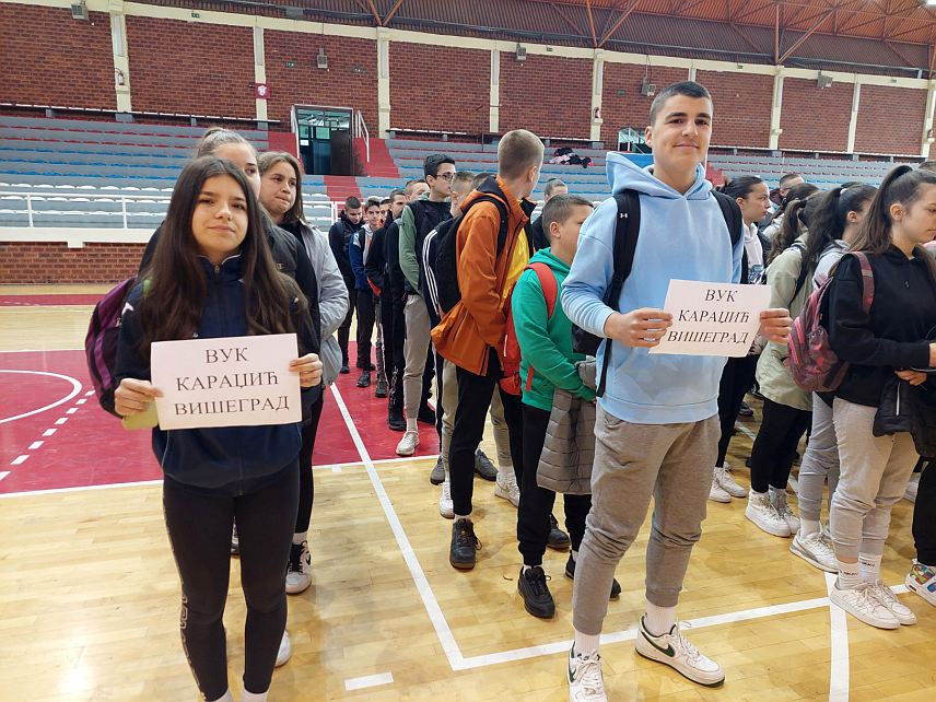ВИШЕГРАД, 19. АПРИЛА /СРНА/ - У Вишеграду се одржава такмичење у одбојци за дјечаке и дјевојчице Сарајевско-романијске регије у оквиру Малих олимпијских игара, на којем учествује 12 екипа, осам женских и четири мушке.