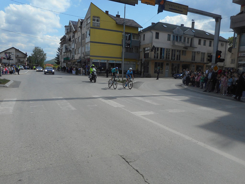 БРАТУНАЦ, 19. АПРИЛА /СРНА/ - Велики број грађана Братунца данас је испратио и аплаузима наградио учеснике Међународне бициклистичке трке "Београд-Бањалука" који су прошли кроз ову општину.