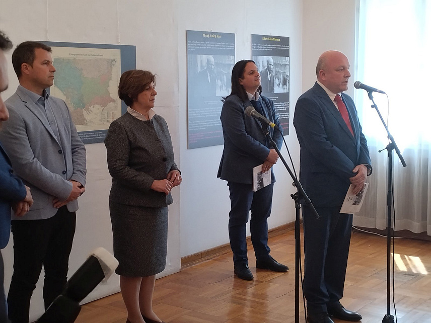 БАЊАЛУКА, 19. АПРИЛА /СРНА/ - Министар просвјете и културе Републике Српске Жељка Стојичић и директор Архива Републике Српске Бојан Стојнић на отварању изложбе фотографија о Косову и Метохији, аутора Албера Кана.