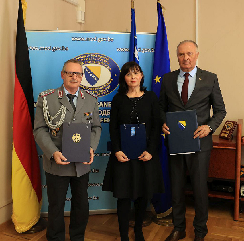 САРАЈЕВО, 19. АПРИЛА /СРНА/ - Министар одбране у Савјету министара Зукан Хелез и војни аташе Њемачке у БиХ Франц-Јозеф Нолт потписали су данас техничке споразуме и анекс два којим Њемачка донира више од пет милиона евра за набавку теренских униформи и инфраструктурне радове на локацијама Оружаних снага БиХ.