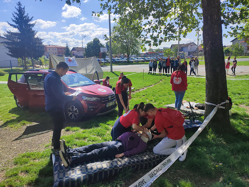 ГРАДИШКА, 19. АПРИЛА /СРНА/ - Екипа Клуба младих Црвеног крста Градишка побједник је данашњег градског такмичења у пружању прве помоћи у конкуренцији омладине, док је у категорији подмлатка најуспјешнија била екипа основне школе "Петар Кочић" из Нове Тополе.