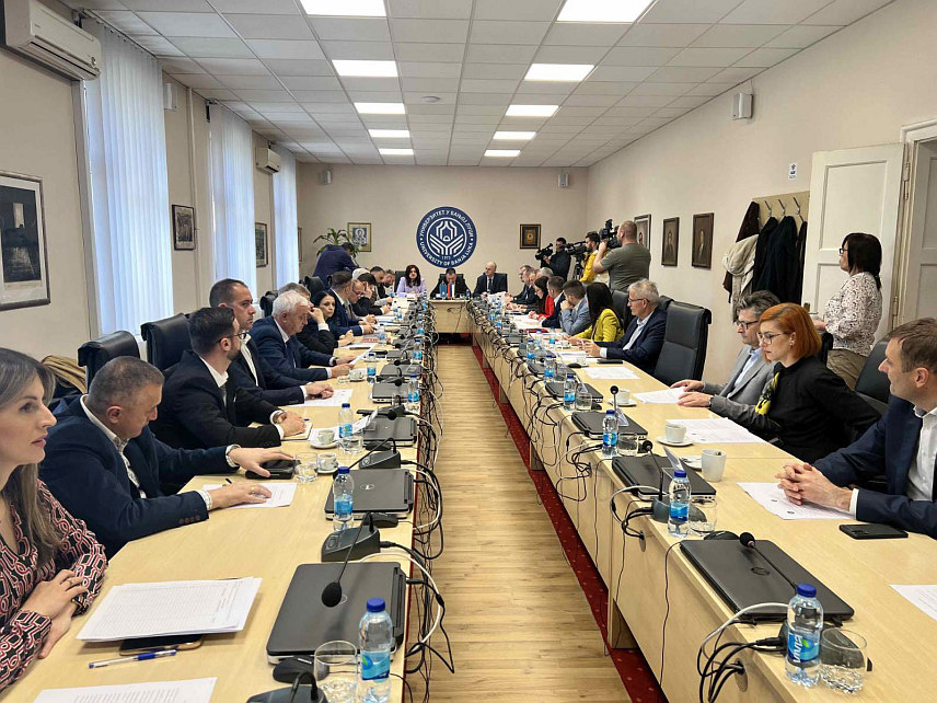 БАЊАЛУКА, 19. АПРИЛА /СРНА/ - Универзитет у Бањалуци организовао је округли сто с циљем заузимања става академске заједнице Републике Српске о најављеној резолуцији о Сребреници у Генералној скупштини УН. Скупу је присуствовао и министар за научнотехнолошки развој и високо образовање Републике Српске Жељко Будимир.