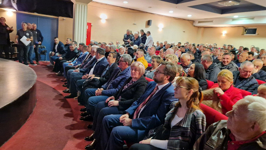 ИСТОЧНО САРАЈЕВО, 19. АПРИЛА /СРНА/ - У Источном Новом Сарајеву вечерас је премијерно приказан документарни филм "Прича поносног пука" о 65. заштитном моторизованом пуку Главног штаба Војске Републике Српске /ВРС/, једне од најелитнијих јединица кроз коју је прошло око 7.000 људи, а 68 је погинуло.