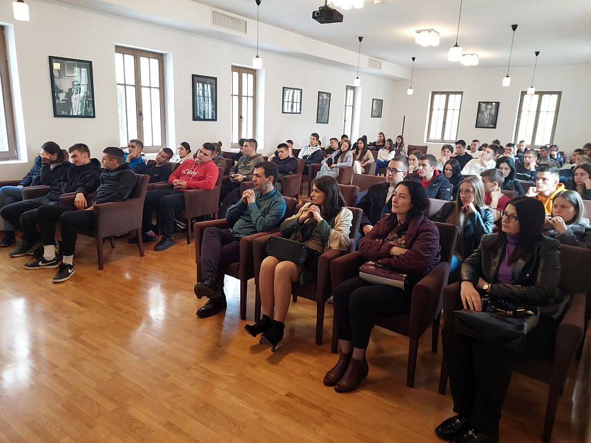 ВИШЕГРАД, 19. АПРИЛА /СРНА/ - У Андрићевом институту у Андрићграду одржана је презентација бесплатних руских стипендија за вишеградске средњошколце о којој је говорио бивши стипендиста Владе Руске Федерације Војислав Милић из Пожеге, који је у Москви завршио мастер студије.