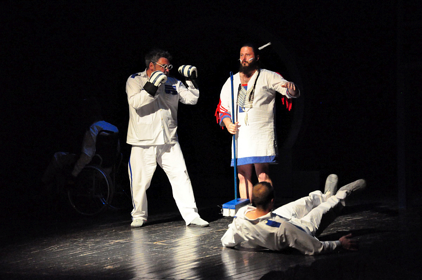 ПРИЈЕДОР, 19. АПРИЛА /СРНА/ - Глумци Позоришта Приједор премијерно је одиграли представу "Лет изнад кукавичјег гнијезда" Кена Кизија, у режији Горана Дамјанца.