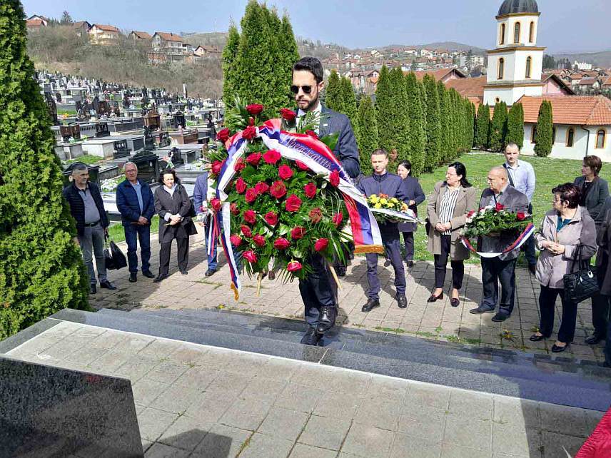 МРКОЊИЋ ГРАД, 1. АПРИЛА /СРНА/ - Изасланик предсједника Републике Српске Марко Ромић положио је вијенац код спомен-обиљежја на градском гробљу у Мркоњић Граду поводом 28 година од отварања масовне гробнице из које су ексхумирани посмртни остаци 181 српског борца и цивила, који су убијени у нападу Хрватске војске, такозване Армије БиХ и ХВО-а 1995. године.