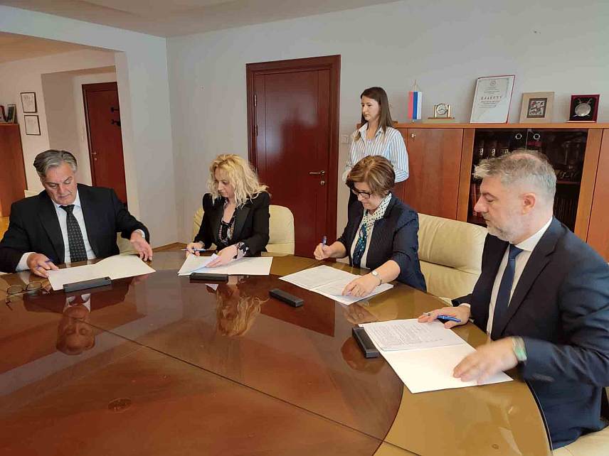 БАЊАЛУКА, 1. АПРИЛА /СРНА/ - Четири министра у Влади Републике Српске потписали су данас у Бањалуци протокол за заштиту дјеце од насиља, занемаривања и злостављања с циљем обезбјеђивања адекватне и правовремене помоћи.