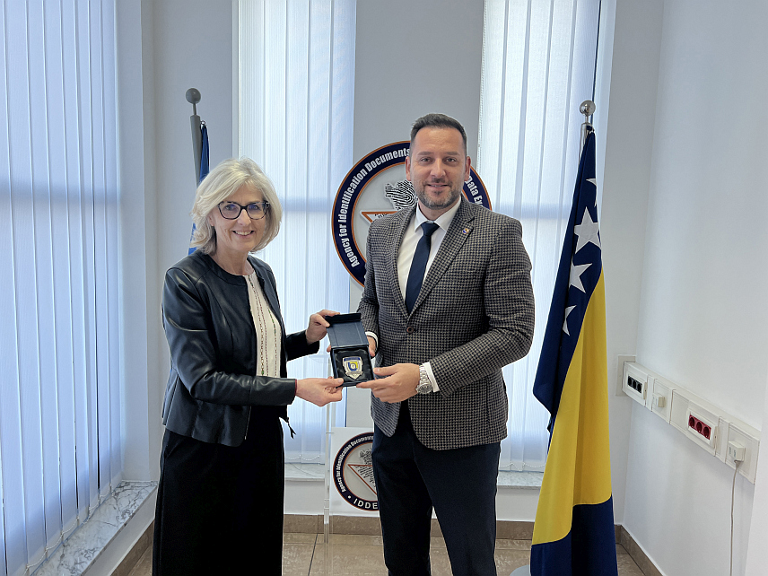 САРАЈЕВО, 1. АПРИЛА /СРНА/ - Директор Агенције за идентификационе документе, евиденцију и размјену података БиХ /ИДДЕЕА/ Алмир Бадњевић састао се у Бањалуци са амбасадором Аустрије у БиХ Урлике Хартман.