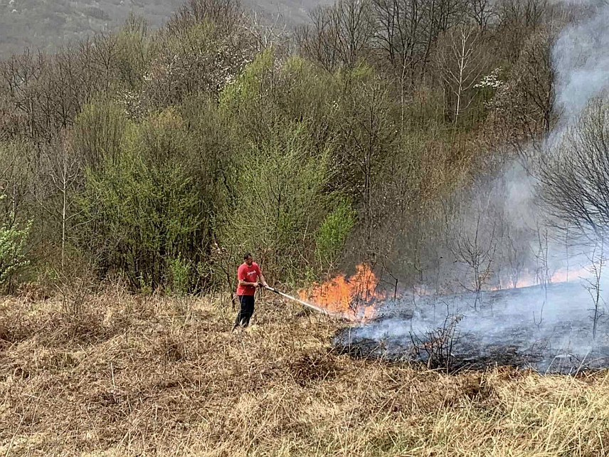 БРАТУНАЦ, 1. АПРИЛА /СРНА/ - Шумски пожар на локалитету Коњевићи у братуначкој мјесној заједници Књевић Поље још се шири под утицајем вјетра упркос борби ватрогасаца више од 24 часа.