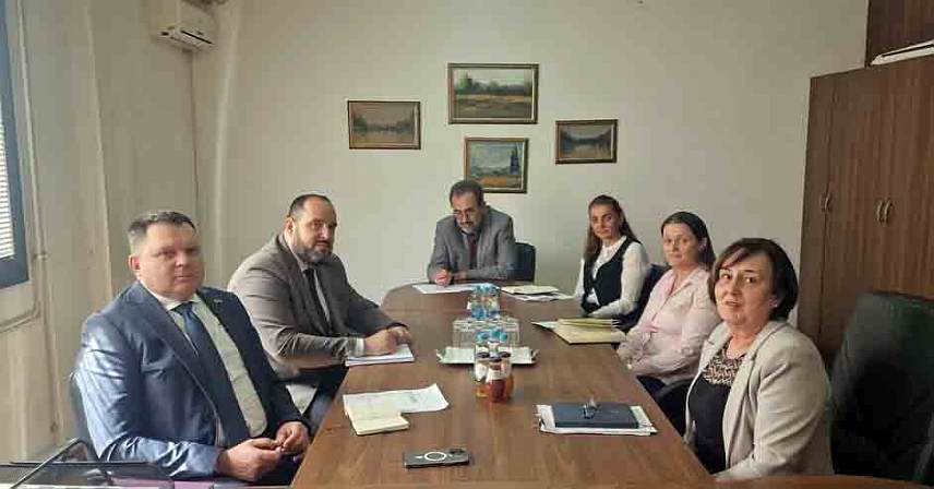 ПРИЈЕДОР, 1. АПРИЛА /СРНА/ - Министар за научнотехнолошки развој и високо образовање Републике Српске Жељко Будимир разговарао је данас са деканом Рударског факултета у Приједору Универзитета у Бањалуци Свјетланом Средић и продеканима.