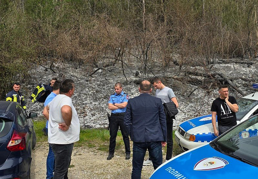 ЗВОРНИК, 1. АПРИЛА /СРНА/ - Градоначелник Бојан Ивановић обишао је локацију пожара у насељу Грбавци код Зворника.