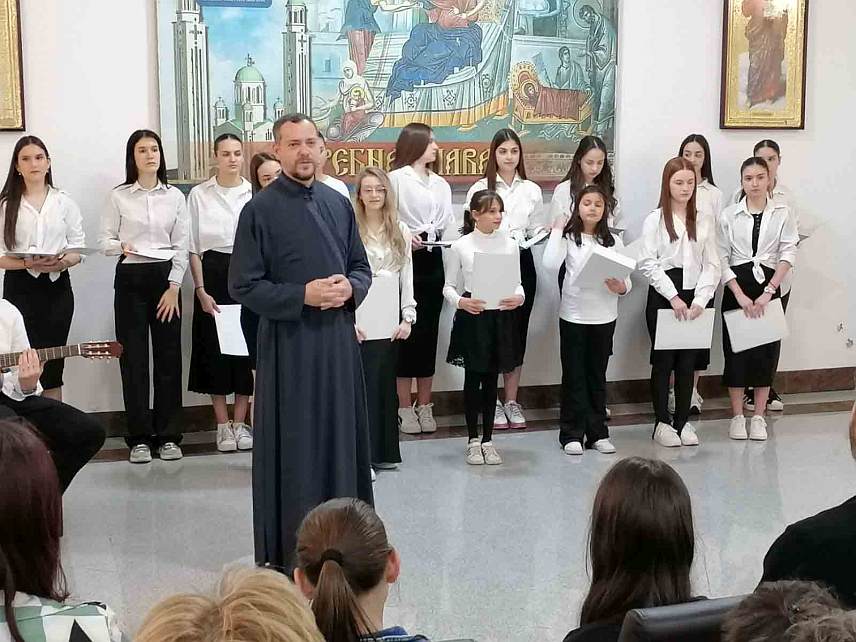 ЗВОРНИК, 1. АПРИЛА /СРНА/ - У Саборном храму Рођења Пресвете Богородице у Зворнику почео је културни програм "Васкршње духовне свечаности" који се завршава 5. маја, на празник Христовог васкрсења.