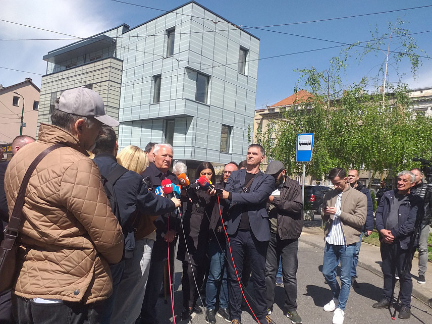 САРАЈЕВО, 20. АПРИЛА /СРНА/ - Савјетник српског члана Предсједништва БиХ Бошко Томић на обиљежавању 32 године од злочина над војницима ЈНА у некадашњој Добровољачкој улици у Сарајеву.