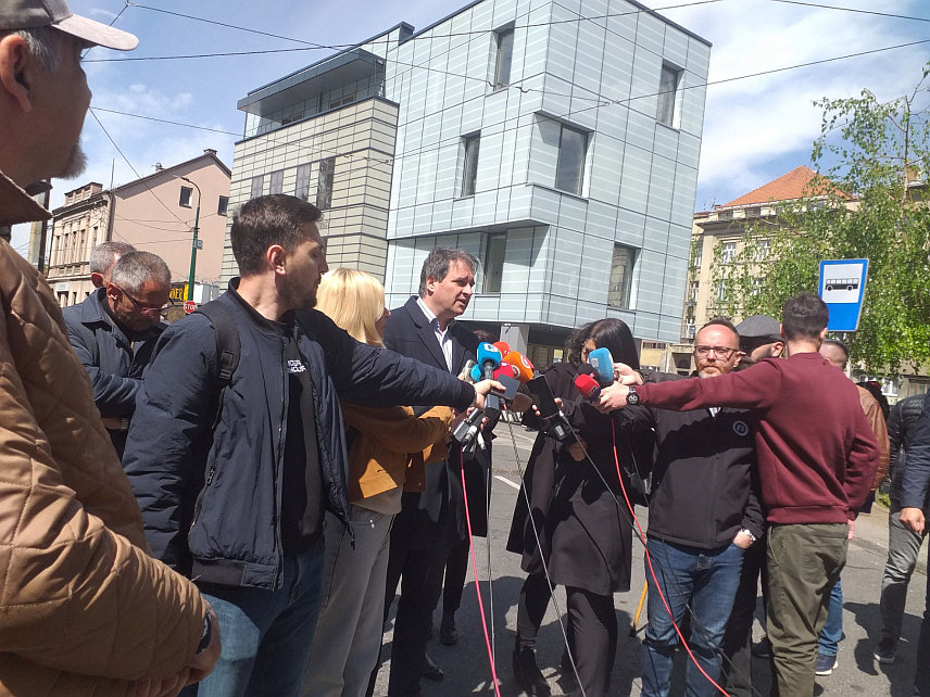 САРАЈЕВО, 20. АПРИЛА /СРНА/ - Члан Делегације Народне скупштине Републике Српске Вукота Говедарица, изјава за новинаре након полагања цвијећа и паљења свијећа У Добровољачкој улици у Сарајеву.