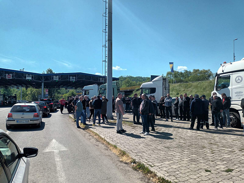 ЗВОРНИК, 20. АПРИЛА /СРНА/ - На граничном прелазу Каракај данас је око стотину зворничких аутопревозника и шпедитера одржало двочасовни протестни скуп упозорења.