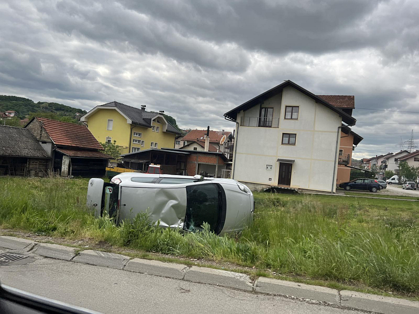 БАЊАЛУКА, 21. АПРИЛА /СРНА/ - Два лица су повређена у саобраћајној незгоди која се догодила у бањалучком насељу Лауш.