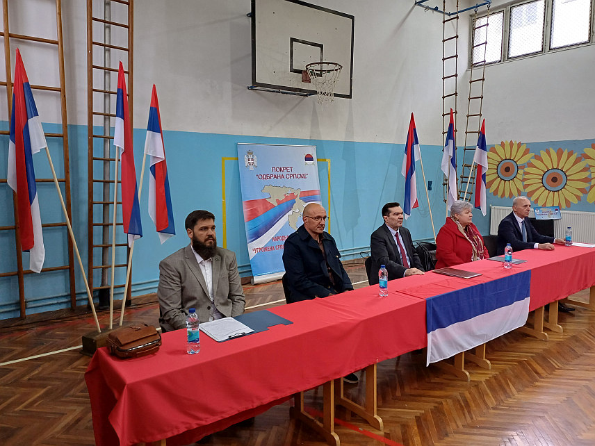 БАЊАЛУКА, 21. АПРИЛА /СРНА/ - Српски народ и у овим сложеним условима даје јасан и одлучан одговор - институције и предсједник Републике Српске Милорад Додик имају огромну подршку народа и Република Српска ће опстати на овој челичној народној вољи, поручено је на трибини под називом "Угрожена Српска-одлучан одговор" која је у организацији Покрета "Одбрана Српске" одржана у бањалучком мјесту Кола.