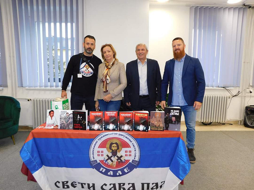 ПАЛЕ, 21. АПРИЛА /СРНА/ - На Палама је вечерас представљен роман Веселина Џелетовића "Српско срце Јоханово", заснован на истинитој причи о трговини органима отетих Срба на Косову и Метохији и потресном свједочанству о мучењу и убиствима Срба у озлоглашеној "жутој кући" у Албанији.
