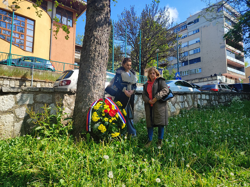 САРАЈЕВО, 22. АПРИЛА /СРНА/ - На мјесту на којем су муслиманске снаге прије 32 године убиле осморицу припадника бивше ЈНА из групе "Транспортер" у Великом парку у Сарајеву данас су чланови њихових породица и представници Организације породица заробљених и погинулих бораца и несталих цивила Источно Сарајево одали почаст и положили вијенце.