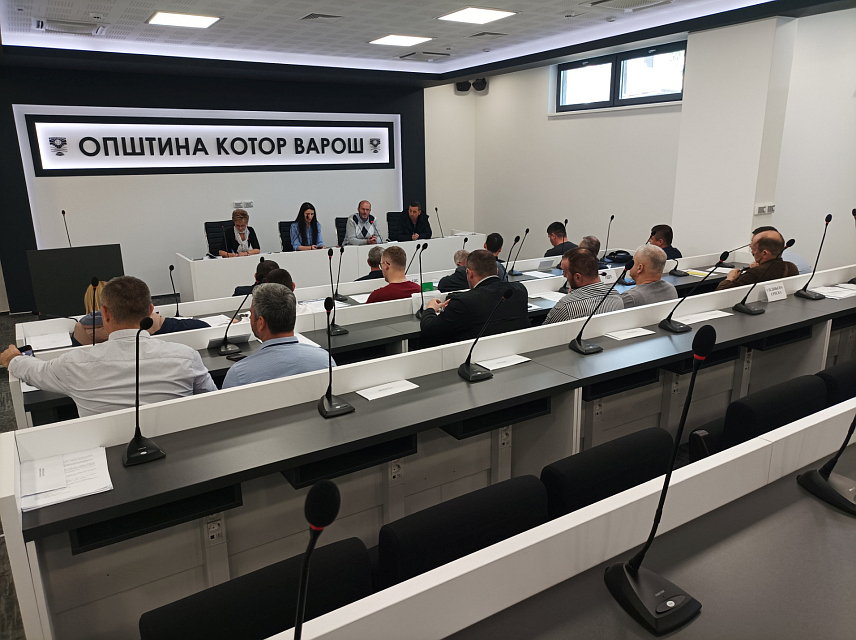 КОТОР ВАРОШ, 22. АПРИЛА /СРНА/ - Скупштина општине Котор Варош одлучила је данас да поводом Дана општине, 24. априла, највише општинско признање Златна повеља буде уручена угледном привреднику Енверу Моралићу, који је поклонио најновији модел ватрогасног возила.