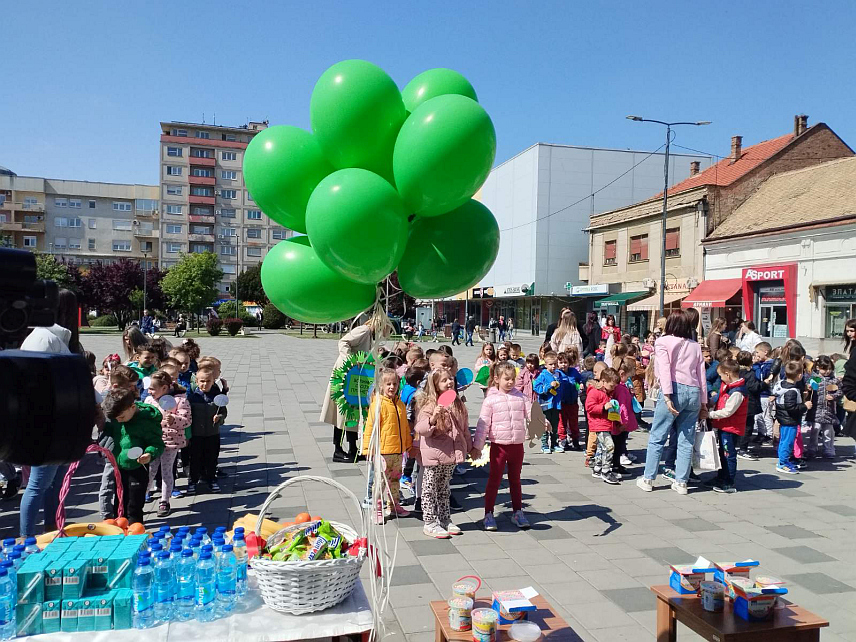 БИЈЕЉИНА, 22. АПРИЛА /СРНА/ - Дјеца из бијељинских вртића окупила су се на градском тргу на Дан планете Земље, одакле су поручили "Не буди лош, бацај смеће у кош".