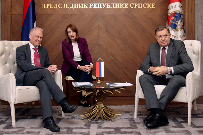 БАЊАЛУКА, 22. АПРИЛА /СРНА/ - Предсједник Републике Српске Милорад Додик током састанка у Бањалуци са генералним директором Генералног директората Европске комисије за сусједску политику и преговоре о проширењу Гертом Јаном Копманом. /Фото - Борислав Здриња/